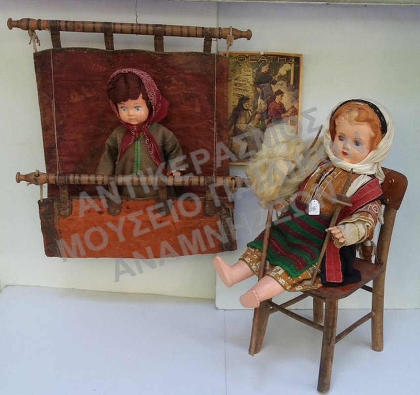 ΔΕΡΜΑΤΙΝΗ ΠΑΙΔΙΚΗ ΚΟΥΝΙΑ ΒΛΑΧΩΝ ΑΡΧΕΣ ΤΟΥ 1900 ΜΕ ΚΟΥΚΛΕΣ ΤΟΥ 1950 ΝΤΥΜΕΝΕΣ ΒΛΑΧΟΠΟΥΛΕΣ. Η ΚΑΘΙΣΤΗ ΓΝΕΘΕΙ ΤΟ ΜΑΛΛΙ ΚΑΙ ΠΙΣΩ ΥΠΑΡΧΕΙ ΤΟ ΠΕΡΙΟΔΙΚΟ  ΘΕΑΤΗΣ ΤΟΥ 1934 ΜΕ ΑΝΤΙΣΤΟΙΧΗ ΣΚΗΝΗ
