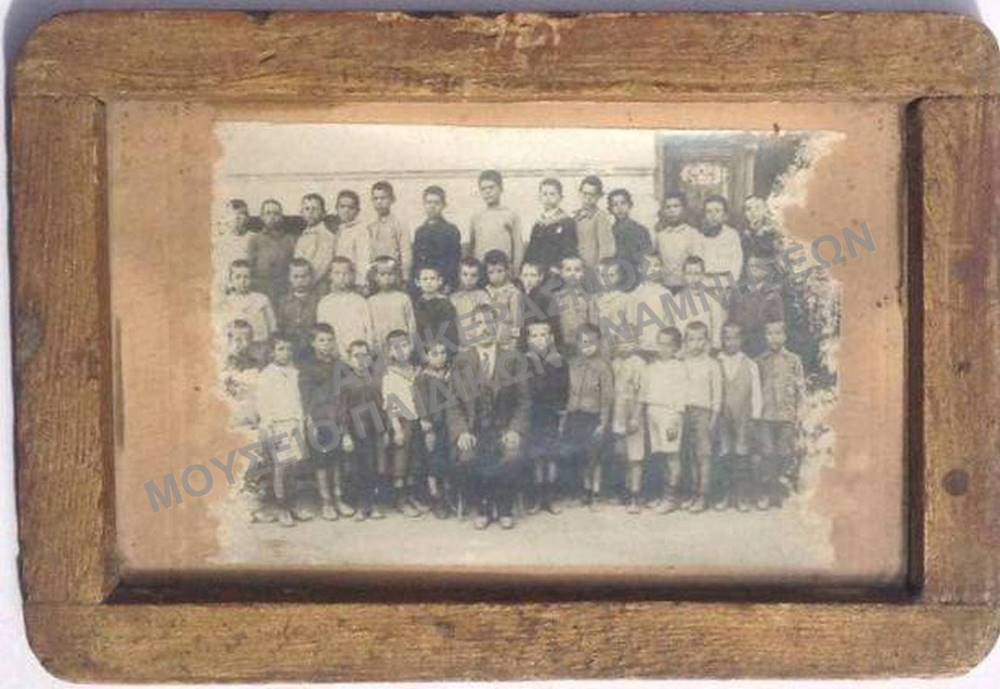 ΣΧΟΛΙΚΕΣ ΦΩΤΟΓΡΑΦΙΕΣ ΔΙΔΑΣΚΑΛΟΥ ΜΕ ΜΑΘΗΤΕΣ ΔΗΜΟΤΙΚΟΥ